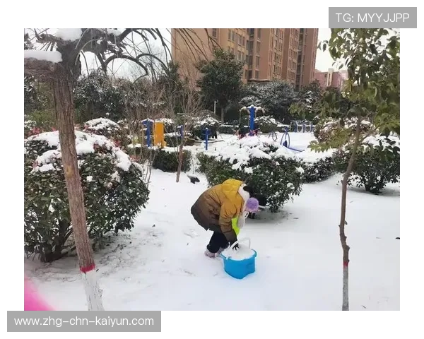 下大雪比赛不暂停,球员铲雪找球,下雪踢球视频 下大雪比赛不暂停,球员铲雪找球,下雪踢球视频